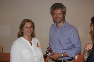 Rocío Mateos (presidenta de la AAEB) Enseñando la "Neurona Roja" al Dr. Bhathal neurólogo epileptólogo del Epilepsia Russi Institut. 